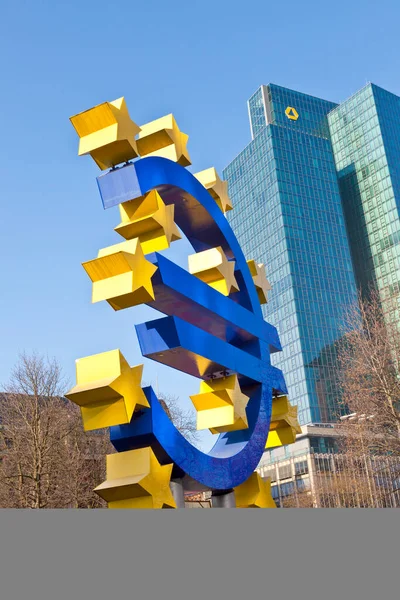 Frankfurt, Almanya - 11 Şubat 2012: Avrupa Merkez Bankası 'ndaki İşgal Frankfurt hareketinin protesto kampıyla birlikte dev bir Euro İşareti