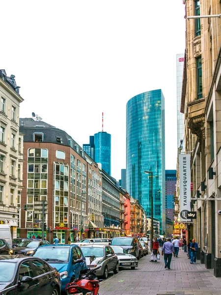 ドイツ フランクフルト 2012年8月24日 ドイツ フランクフルトのムエンシュナー通りでの路上生活 この通りは 近くの中央駅の建設と地域の再計画のために1888年に建設されました — ストック写真