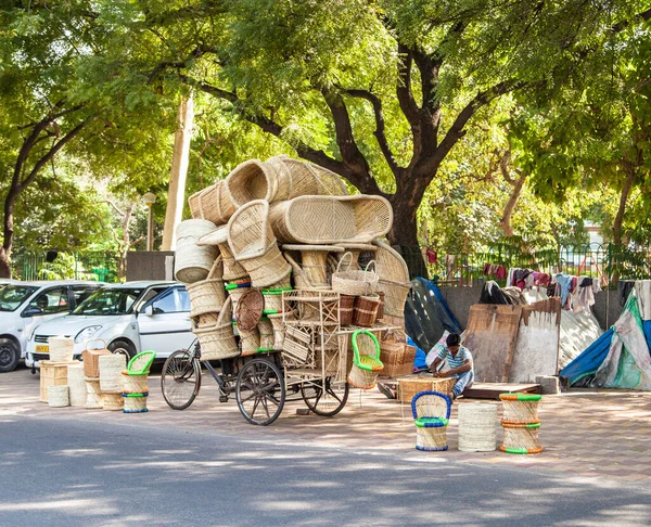 Делі Індія Жовтня 2012 Людина Продає Ратанові Меблі Олії Делі — стокове фото