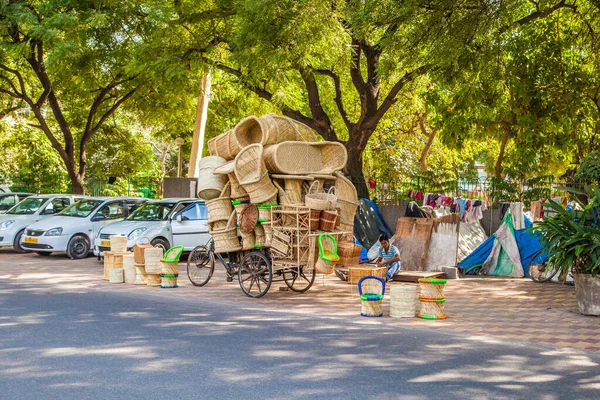 印度德里 2012年10月14日 男子在印度德里销售鼠尾草家具 拉坦竹子是一种便宜的天然竹制品 在印度用于家具生产 — 图库照片