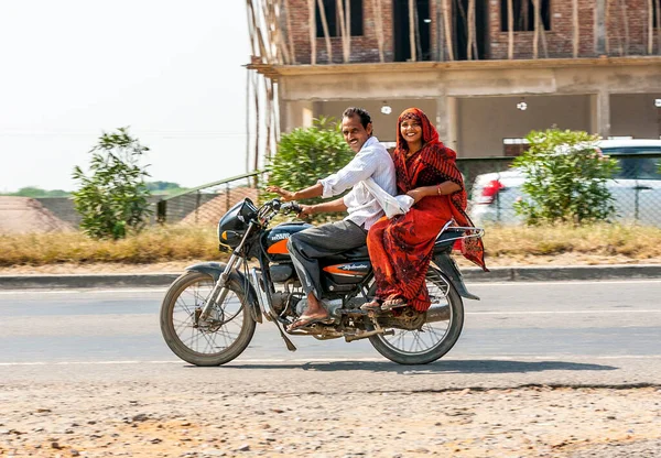 印度德里 2012年10月17日 一对夫妇骑摩托车穿过繁忙的高速公路街道 — 图库照片
