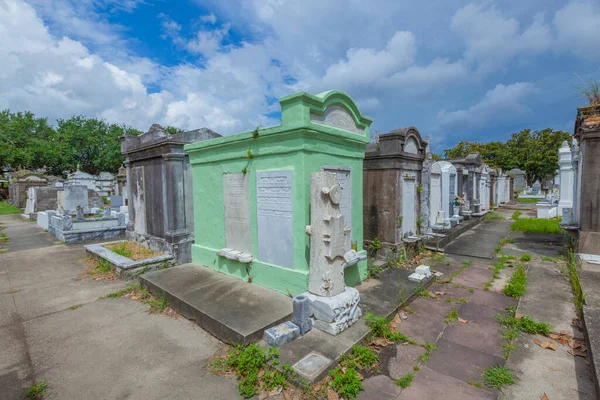 歴史的な墓の石を持つニユー オーリンズのラファイエット墓地 — ストック写真