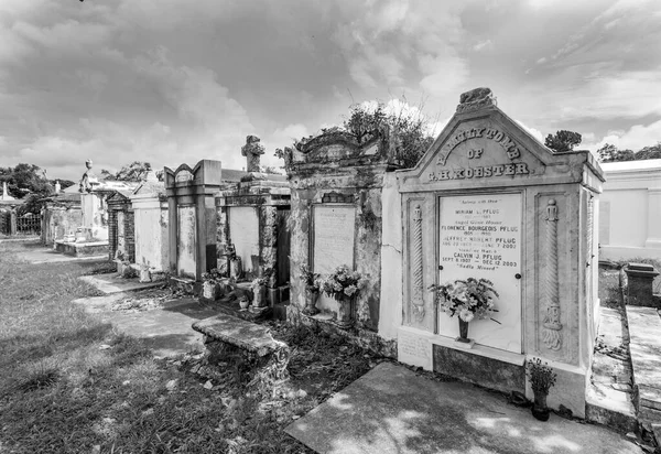歴史的な墓の石を持つニユー オーリンズのニユー オーリンズ 2013 ラファイエット墓地 — ストック写真