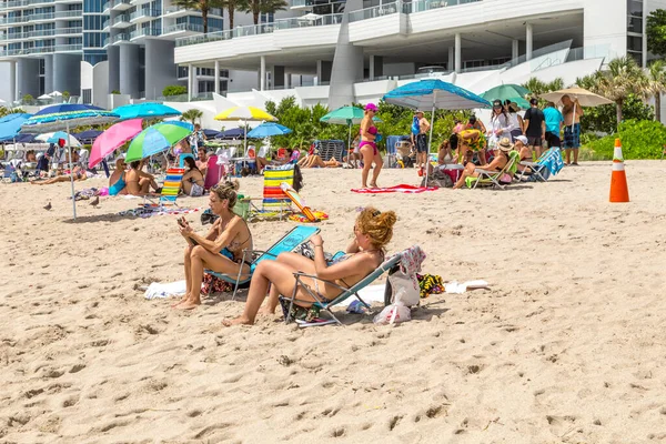 Sunny Isles Beach Estados Unidos Agosto 2014 Gente Disfruta Relaja —  Fotos de Stock