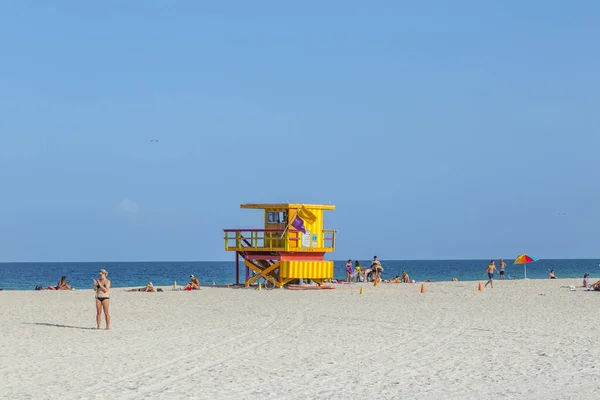 2014年8月18日 アメリカ マイアミのカラフルなライフガードタワーの隣でビーチを楽しむ人々 — ストック写真