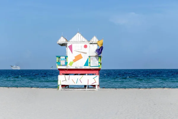 美国迈阿密 2014年8月18日 迈阿密南部海滩的彩色救生塔 — 图库照片