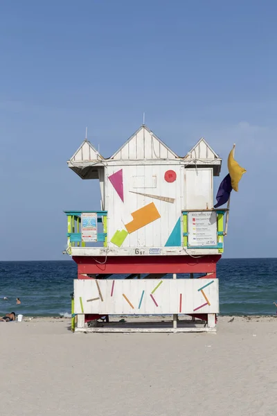 美国迈阿密 2014年8月18日 迈阿密南部海滩的彩色救生塔 — 图库照片