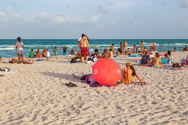 マイアミ 2014年8月30日 人々はマイアミビーチで有名な南ビーチを楽しみ 午後の太陽の下でリラックスします — ストック写真