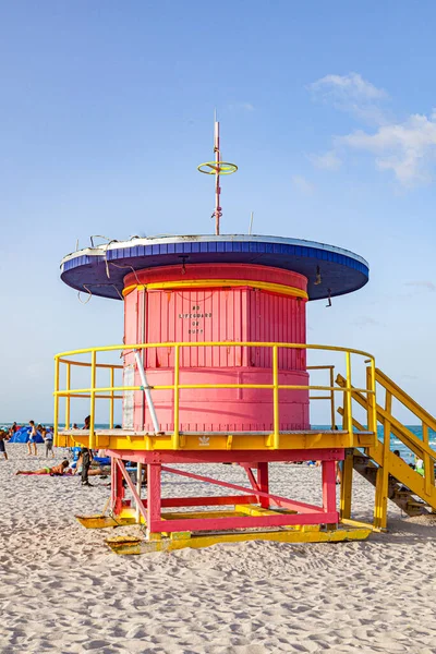 美国迈阿密 2014年8月30日 人们喜欢迈阿密海滩的南岸 坐在五彩缤纷的救生塔前 — 图库照片