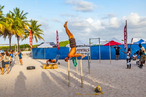 美国迈阿密 2014年8月30日 健美列车在美国迈阿密南部海滩举行 免费健身区以摆姿势运动而闻名 — 图库照片