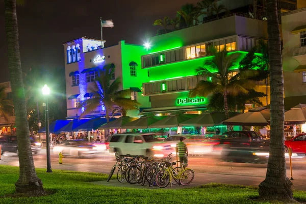 2014年8月30日 迈阿密 沿着迈阿密南岸的海洋大道观看具有历史意义的装饰艺术区 夜间酒店 餐馆和酒吧林立 — 图库照片