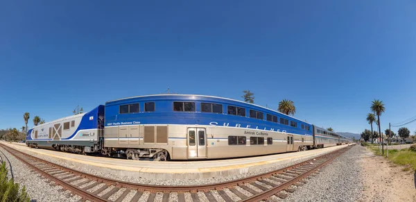 サンタバーバラ 2019年3月16日 太平洋のサーフィン列車がサンタバーバラ駅に入ります サーフライナーは サンルイスオビスポへのルートサンディエゴを提供しています — ストック写真