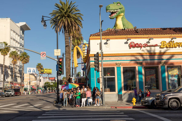 Лос-Анджелес, США - 17 марта 2019 года: люди на пешеходном переходе на Голливудском бульваре в Лос-Анджелесе.