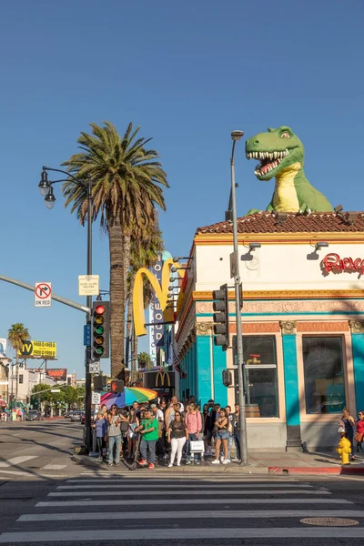 Los Angeles Usa 2019 Március Emberek Egy Gyalogos Átkelőhelyen Los — Stock Fotó