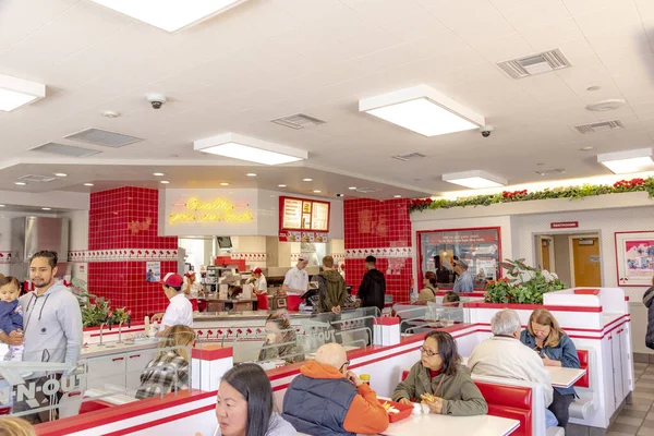 Daly City Usa April 2019 Άνθρωποι Απολαμβάνουν Burger Ένα Fast — Φωτογραφία Αρχείου