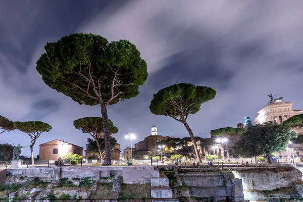 ローマ イタリア 2021年8月4日 ローマの考古学遺跡とローマのフォーラムの夜景 イタリア — ストック写真