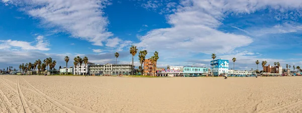 2019年3月5日 人々はカリフォルニア州のベニスビーチでヤシやカラフルな家と風光明媚なビーチ遊歩道をお楽しみください — ストック写真