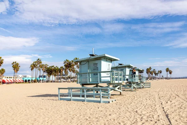 2019年3月5日 人々は青いライフガード塔とカリフォルニア州のヴェネツィアビーチでヤシやカラフルな家と風光明媚なビーチ遊歩道をお楽しみください — ストック写真