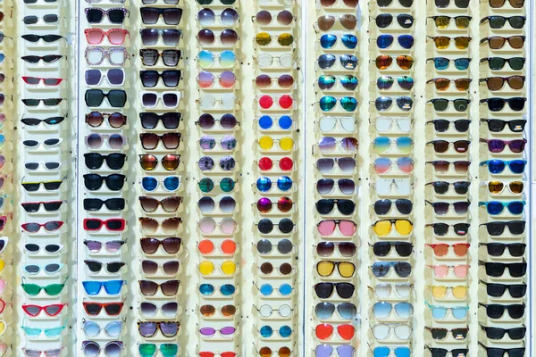 美国威尼斯 2019年3月5日 不同颜色的太阳镜在威尼斯海滨长廊出售 — 图库照片