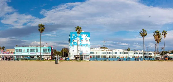 Benátky Usa Března 2019 Lidé Užívají Malebnou Plážovou Promenádu Palmami — Stock fotografie