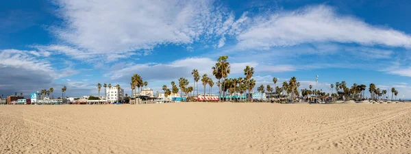 Venice 2019年3月5日 人々はカリフォルニア州のヴェネツィアビーチでヤシやカラフルな家と風光明媚なビーチ遊歩道を楽しむ — ストック写真