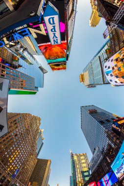 New York, Usa 4 Ekim 2017: Haber 'in neon reklamları, markalar ve sinemalar Times Meydanı' nda öğleden sonra. Times Meydanı New York yaşamı ve eğlencesi için bir semboldür..