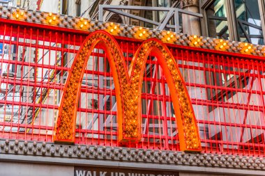 NEW YORK, ABD - 4, 2017: New York Times Meydanı 'nda McDonalds fast food restoranının girişi. McDonalds işareti altın ampullerle aydınlatılır..