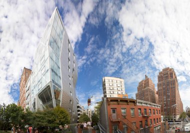 NEW YORK, ABD - OCT 7, 2017: insanlar eski ve yeni gökdelen ile High Line yolunun tadını çıkarıyorlar. Yol eski bir raydı..