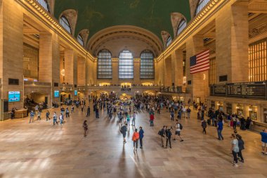 New York, Usa - 6 Ekim 2017: New York 'taki büyük merkez istasyonda gezginler ve turistler, panoramik manzara. Platform sayısına göre dünyadaki en büyük tren istasyonudur: 44.