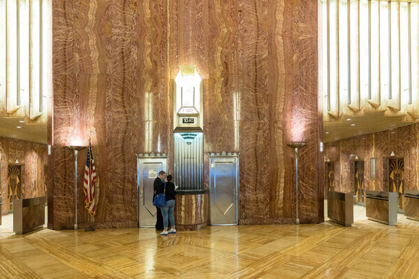 НЬЮ-ЙОРК, США - 6 октября 2017 года: интерьер вестибюля здания Chrysler в Нью-Йорке. Здание высотой 1046 футов (318,9 м) в течение года было самым высоким зданием в мире.