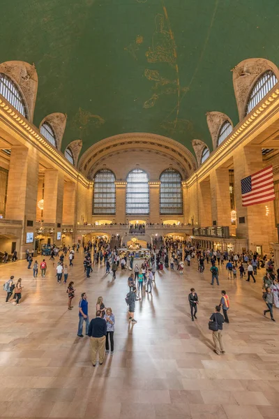 2017年10月6日 在纽约中央车站的通勤和游客 全景尽收眼底 它是世界上最大的火车站 有44个站台 — 图库照片