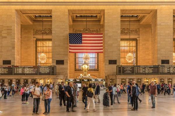Nowy Jork Usa Października 2017 Dojeżdżający Pracy Turyści Dworcu Centralnym — Zdjęcie stockowe