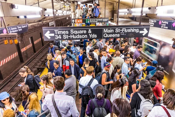 2017 그랜드 센트럴 사람들 퀸스를 열차를 기다리다 지하철은 100 이넘는 — 스톡 사진