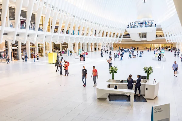 2017年10月6日 ニューヨーク 9月8日 ニューヨークの人々と白い世界貿易センター駅のオキュラスインテリア 駅はサンティアゴ カラトラバ 建築家やエンジニアによって設計されました — ストック写真