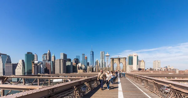 New York Usa Ottobre 2017 Gente Attraversa Famoso Ponte Brooklyn — Foto Stock
