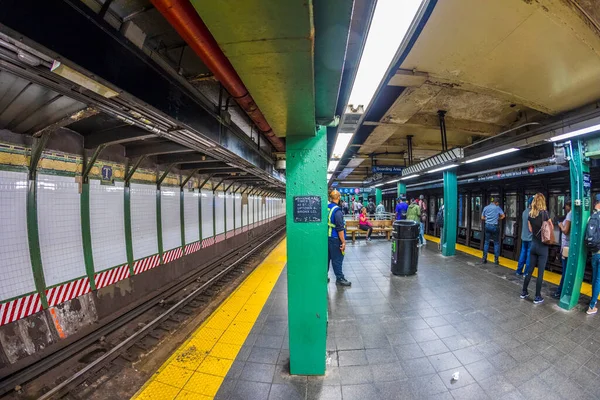 Nova Iorque Eua Oct 2017 Pessoas Entram Saem Estação Metrô — Fotografia de Stock