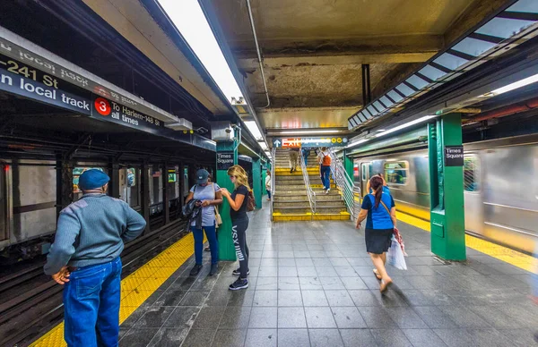 Nova Iorque Eua Oct 2017 Pessoas Entram Saem Estação Metrô — Fotografia de Stock