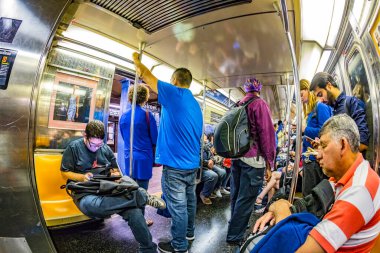 NEW YORK, ABD - OCT 4, 2017: İnsanlar New York 'ta Metro İstasyonu 42d caddesine girip çıkıyorlar..