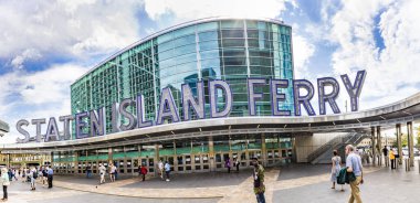 New York, ABD - OCT 5, 2017: insanlar Staten Island feribotuna biniyor. Feribot Manhattan 'ı Staten Island' a bağlıyor ve herkese ücretsiz olarak teklif ediliyor..