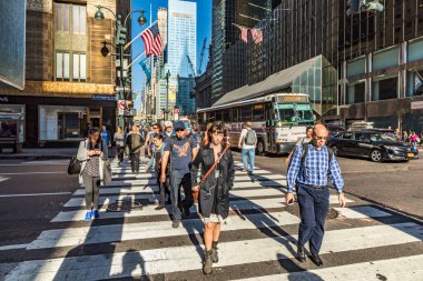 NEW YORK, ABD - OCT 5, 2017: İnsanlar sabahın erken saatlerinde ofislerine koşup Lexington Bulvarı 'ndaki yaya geçidinde karşıdan karşıya geçiyorlar..