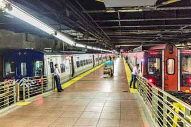 NEW YORK, ABD - OCT 5, 2017: Manhattan şehir merkezindeki ünlü büyük merkez terminalden tren kalkıyor. Grand Central, ABD 'deki en ünlü tren istasyonudur..