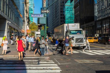 NEW YORK, ABD - OCT 5, 2017: insanlar öğleden sonra geç saatlerde Manhattan 'ın yukarısından yaya yoluyla acele ediyorlar. Kırmızı ışıkta bile yaya geçidini geçerler..