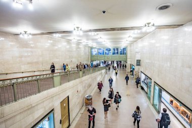 NEW YORK, ABD - OCT 5, 2017: İnsanlar Manhattan şehir merkezindeki sanat yenilik tarzında büyük merkezi terminalde acele ediyorlar. Grand Central, ABD 'deki en ünlü tren istasyonudur..