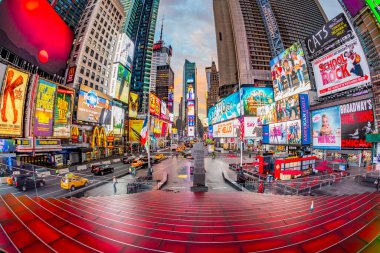 New York, Usa - 5 Ekim 2017: Akşam üzeri Times Meydanı 'nda haber, marka ve tiyatroların neon reklamları. Times Meydanı New York yaşamı ve eğlencesi için bir semboldür..