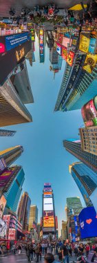 NEW YORK, ABD - OCT 4, 2017: İnsanlar öğleden sonra Times Meydanı 'nı neon reklamlarıyla, markalarla ve tiyatrolarla ziyaret ediyor. Times Meydanı New York yaşamı ve eğlencesi için bir semboldür..