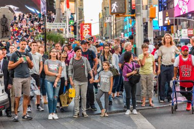 NEW YORK, ABD OCT 4, 2017: Turistler ve yerel halk öğleden sonra Times Meydanı 'nı ziyaret edip yaya geçidinde bekliyorlar. Times Meydanı New York yaşamı ve eğlencesi için bir semboldür..