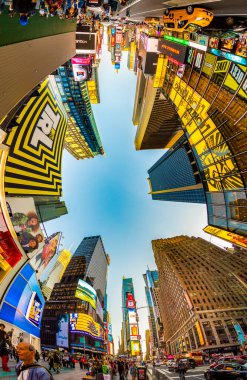 New York, Usa 4 Ekim 2017: Haber 'in neon reklamları, markalar ve sinemalar Times Meydanı' nda öğleden sonra. Times Meydanı New York yaşamı ve eğlencesi için bir semboldür..