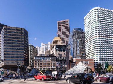 BOSTON, ABD - SEP 29, 2017: Boston şehir merkezinde eski ve modern gökdelen ve güney istasyonundaki trafik karışımı.