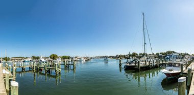 Barnstable, ABD - SEP 24, 2017: Barnstable Limanı 'nda gemi ve feribot. Kuzeyde Sandy Neck ve güneyde Barnstable şehri tarafından korunan doğal bir limandır. İç liman çoğunlukla taranır..
