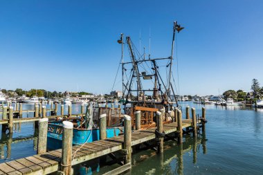 BARNSTABLE, ABD - SEP 24, 2017: Barnstable limanındaki iskelede yaşlı ıstakoz balıkçısı Bayan Kara. Istakoz balıkçılığı eskiden Barnstable, ABD 'nin en önemli endüstrisiydi..